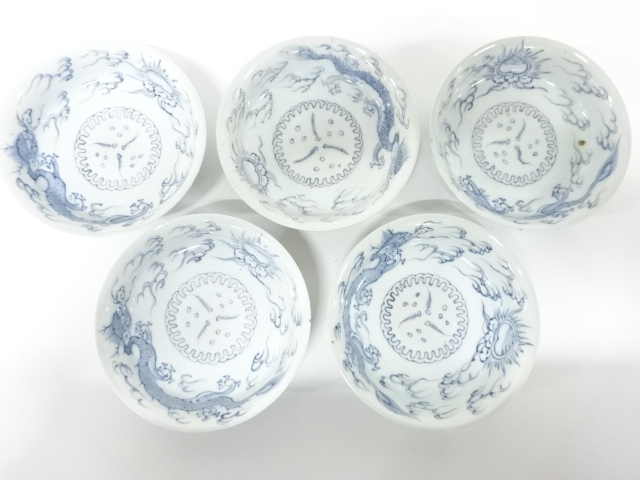 Ko-Imari, Five Ko-Imari plates with a dragon design in underglaze blue and white